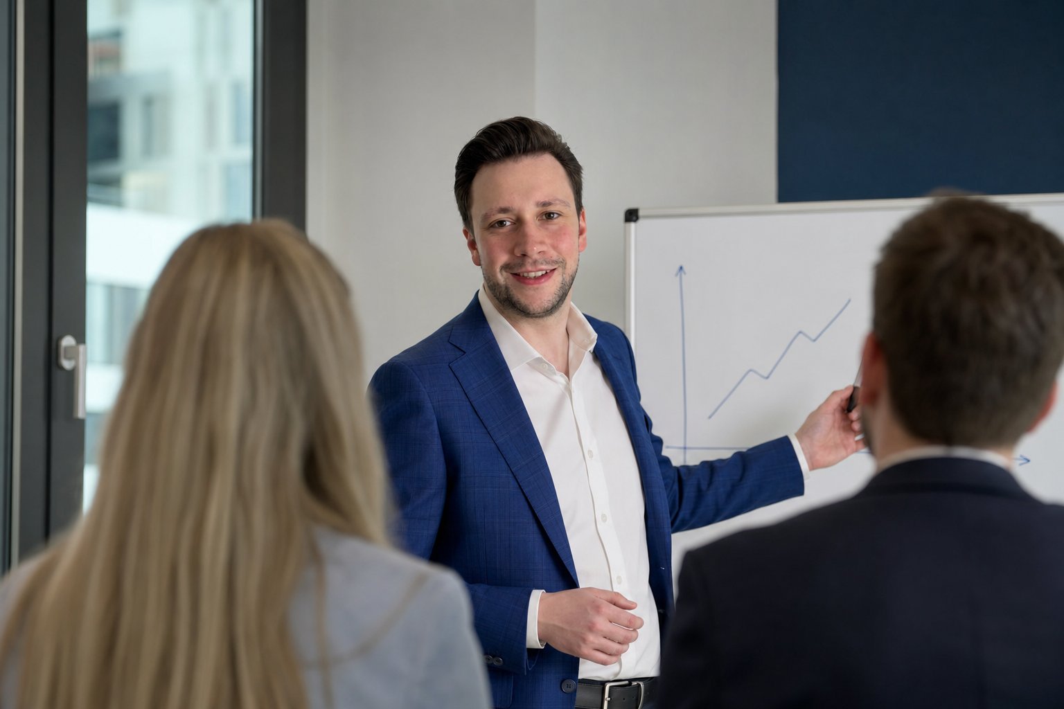 Moritz Knoche in einer Teambesprechung